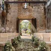 Arcos y jardín de la ex hacienda